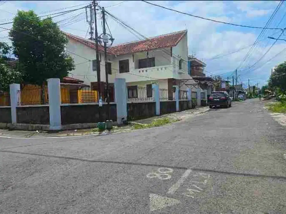 tanah kosong bonus bangunan bagus direnov jadi kos 2 atau 3 unit posisi hook di jl bunga bunga suhat dekat kampus UB Brawijaya dan polinema lingkungan banyak kos dan dekat masjid