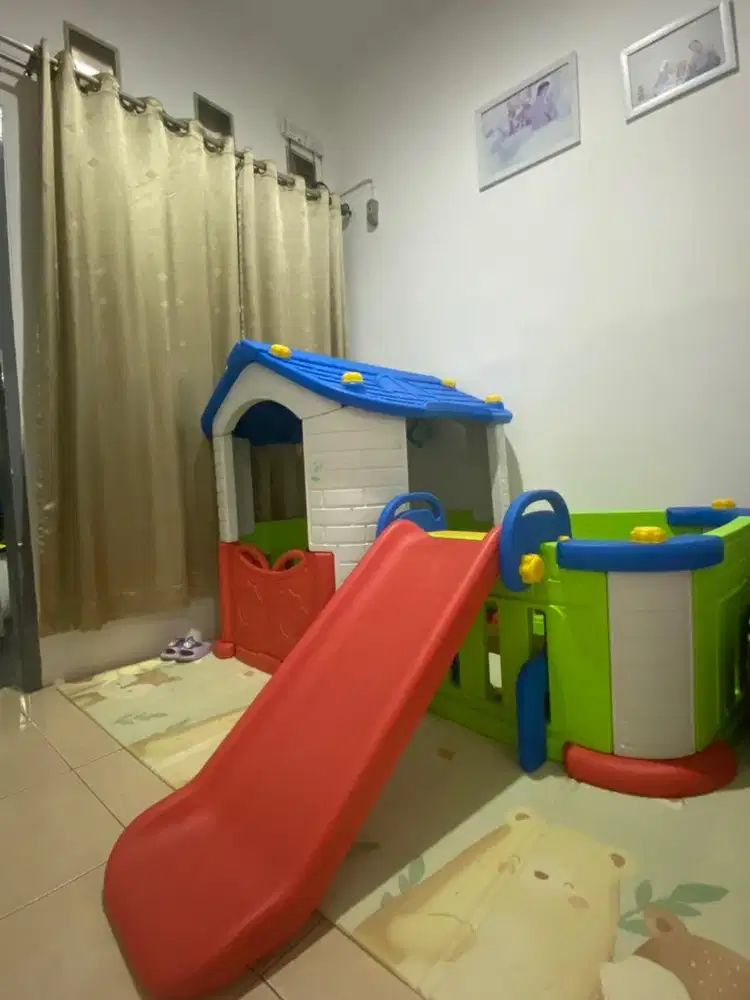 Tempat main anak Rumah & Perosotan