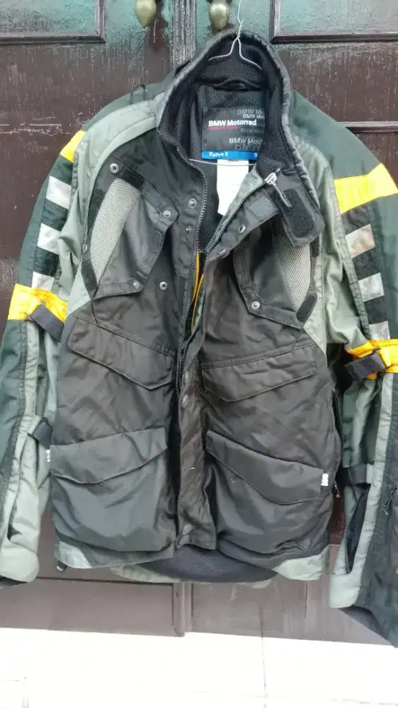 Jaket touring, helm dan rompi