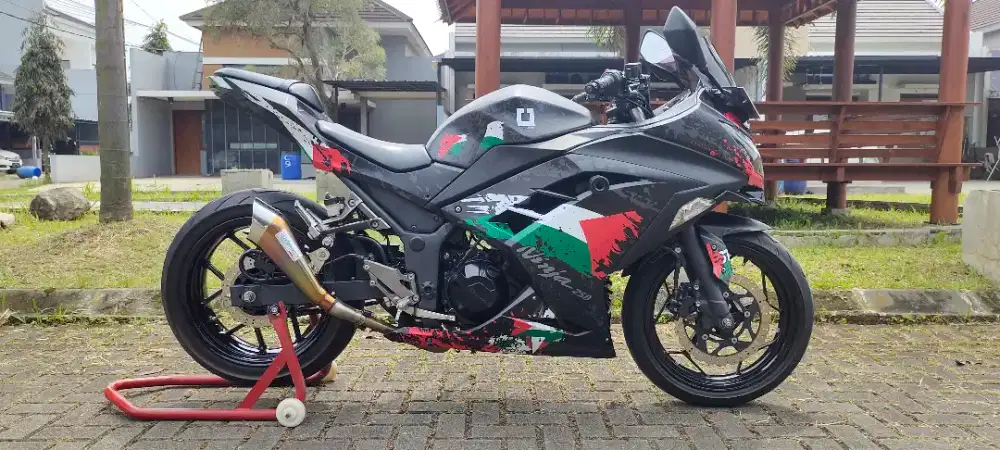 Kawasaki Ninja 250 R FI Tahun 2017 Hitam Istimewa KM Rendah Asli