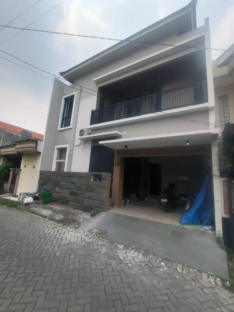 Rumah 2 lantai dan kolam renang