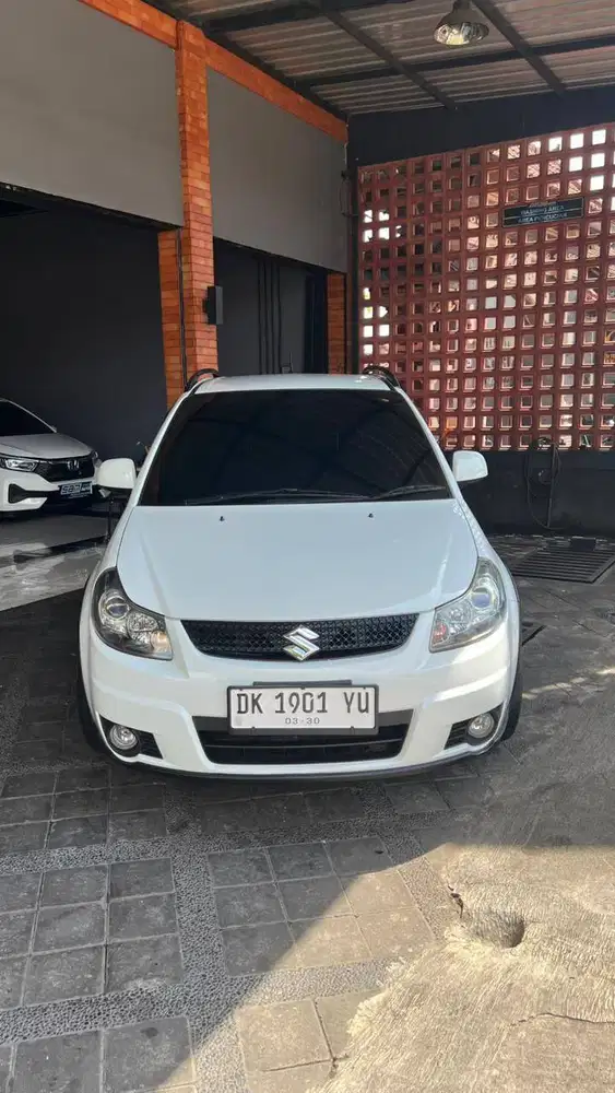 X-OVER 2011 PUTIH AT