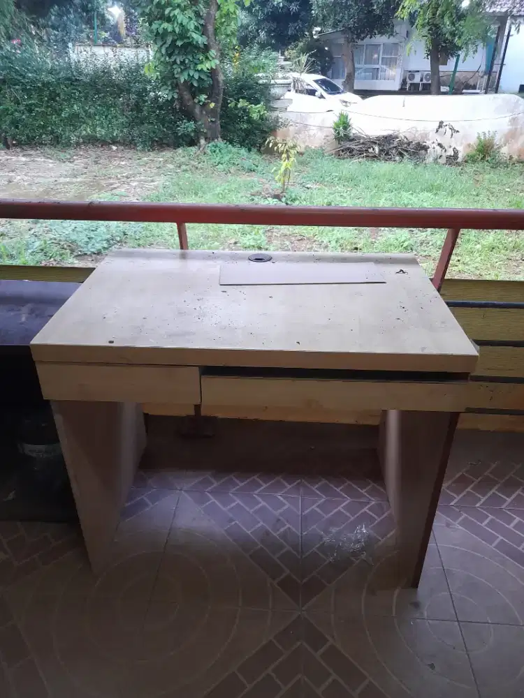 Meja kantor kayu