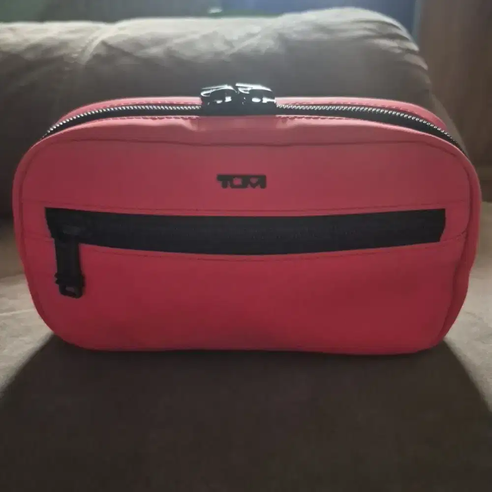 tumi zip around case golden red pouch / clutch merk tumi autentik