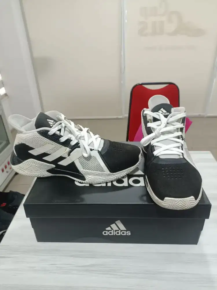 Sepatu Basket Adidas Size 43
