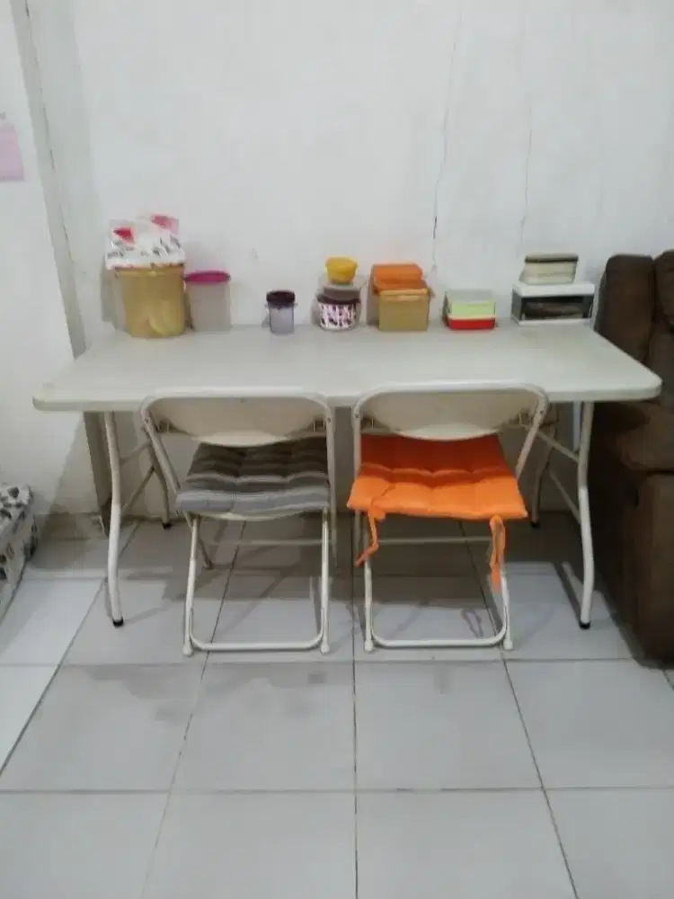 Dijual meja makan satu set sm kursi