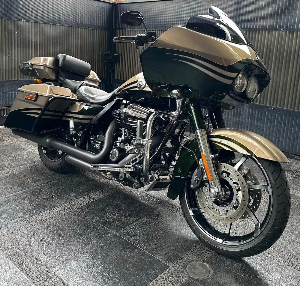 [LIKE NEW] HARLEY DAVIDSON ROAD GLIDE CVO SCREAMING EAGLE 2013
