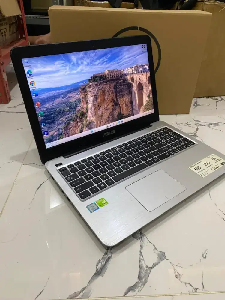 ASUS UX556U Core i5-7200u Ram 8 SSD 240 NVIDIA 940 MX