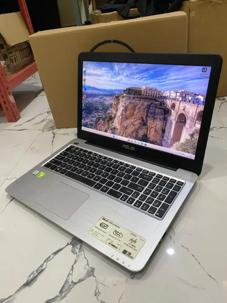 ASUS UX556U Core i5 7200u Ram 8 SSD 240 NVIDIA 940 MX