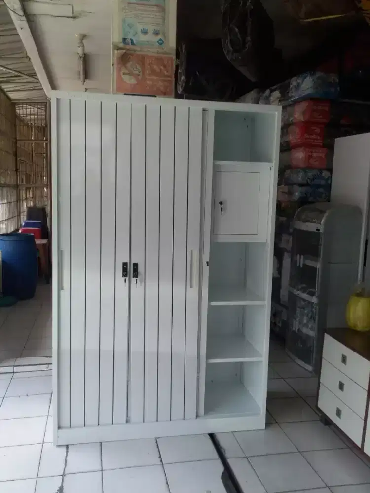 Lemari besi 3 pintu