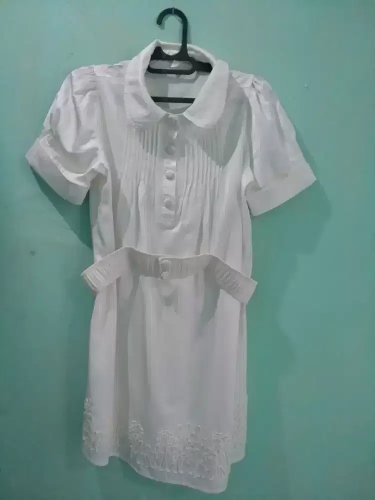 Dress / rok / gaun, warna putih, anggun elegan