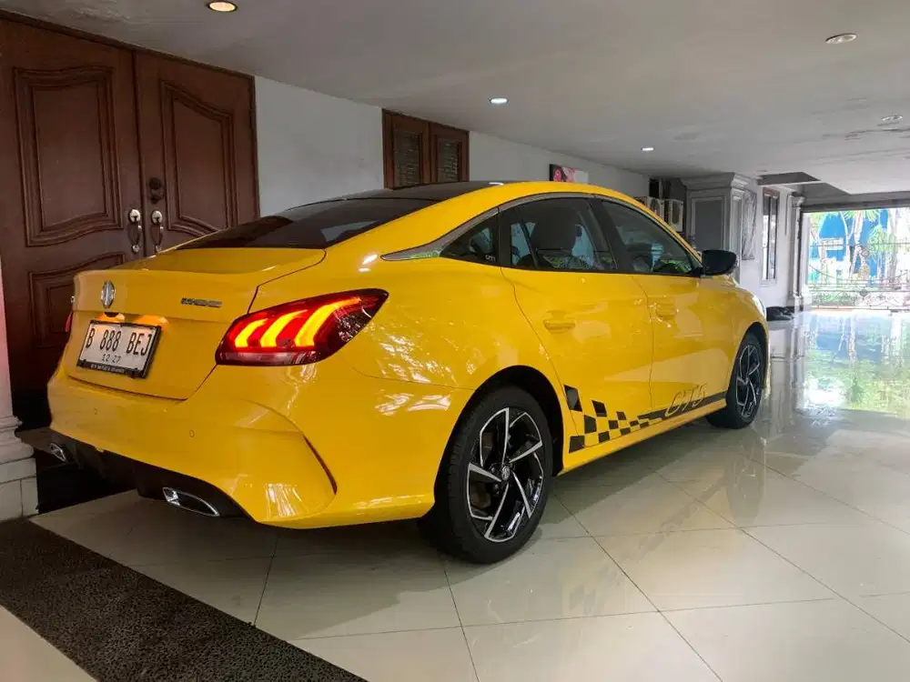 MOBIL SEDAN MG 5 GT 2022