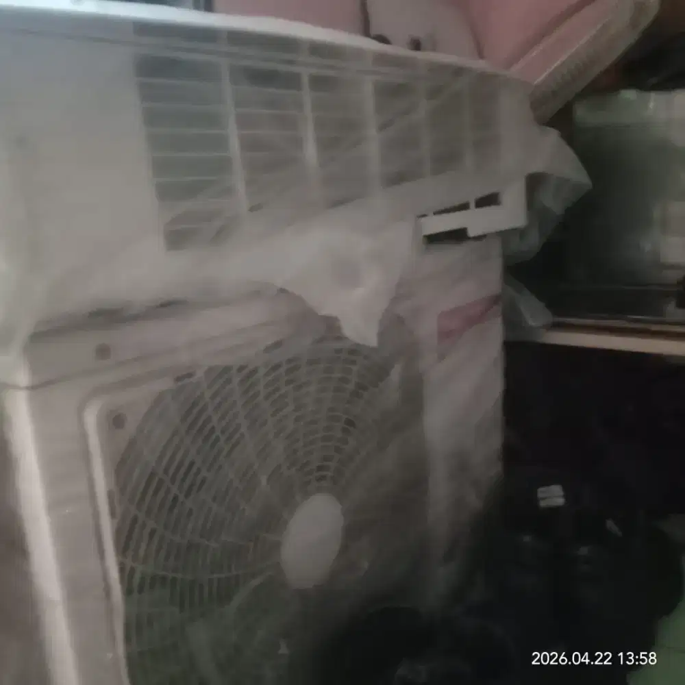 AC 1/2 PK merek Polytron masih normal