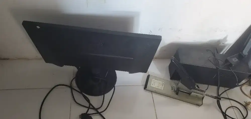 Monitor LED  – Layar Jernih & Awet (Cocok untuk PC Kantor/CCTV)