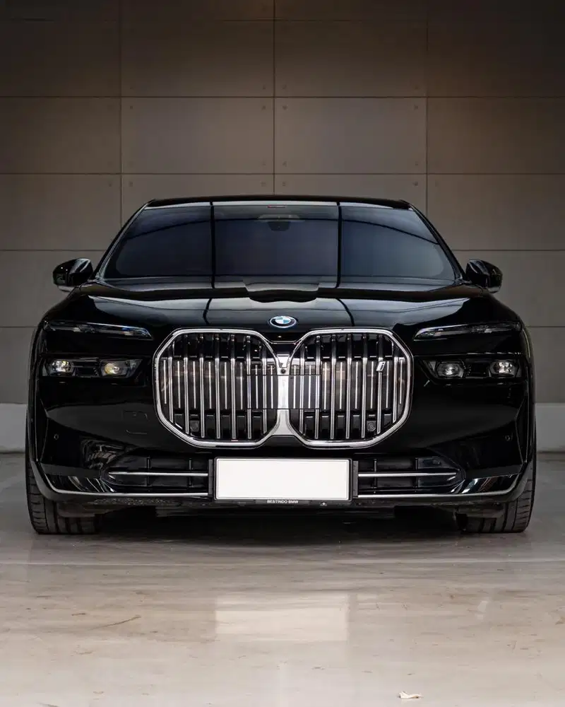 BMW i7 xDrive60 GRAN LUSSO 2023 – BLACK SAPPHIRE ON BLACK