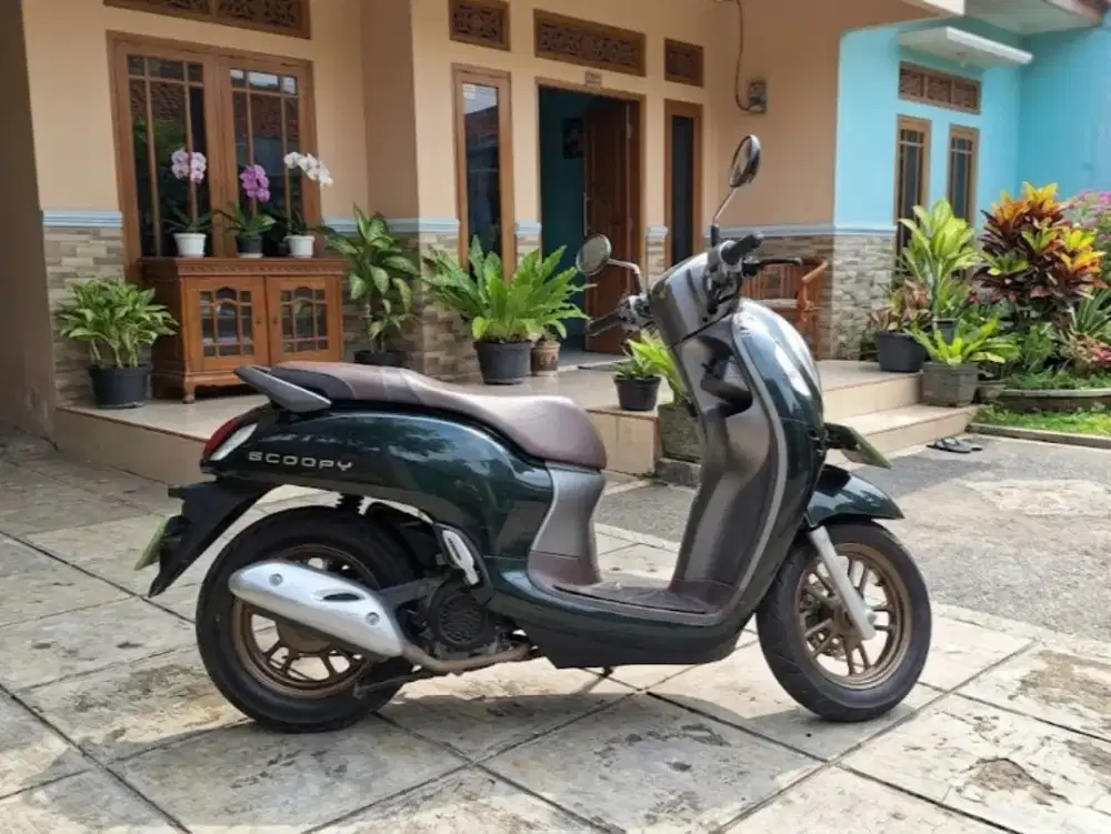 SCOOPY PRESTIGE HITAM 2022