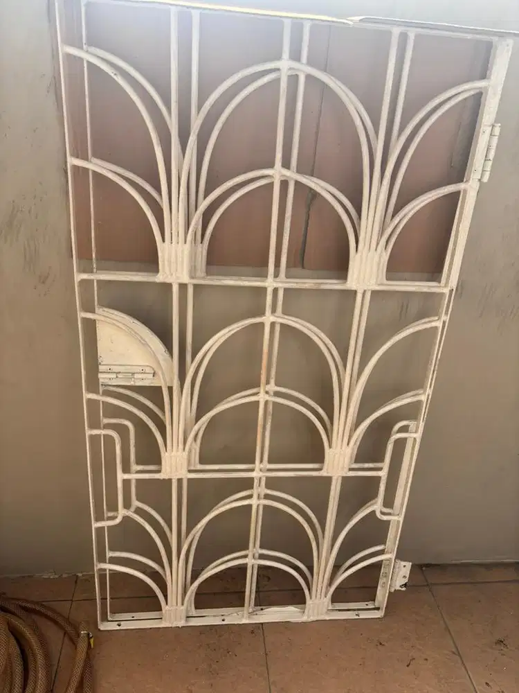 Teralis besi putih uk 110x60cm