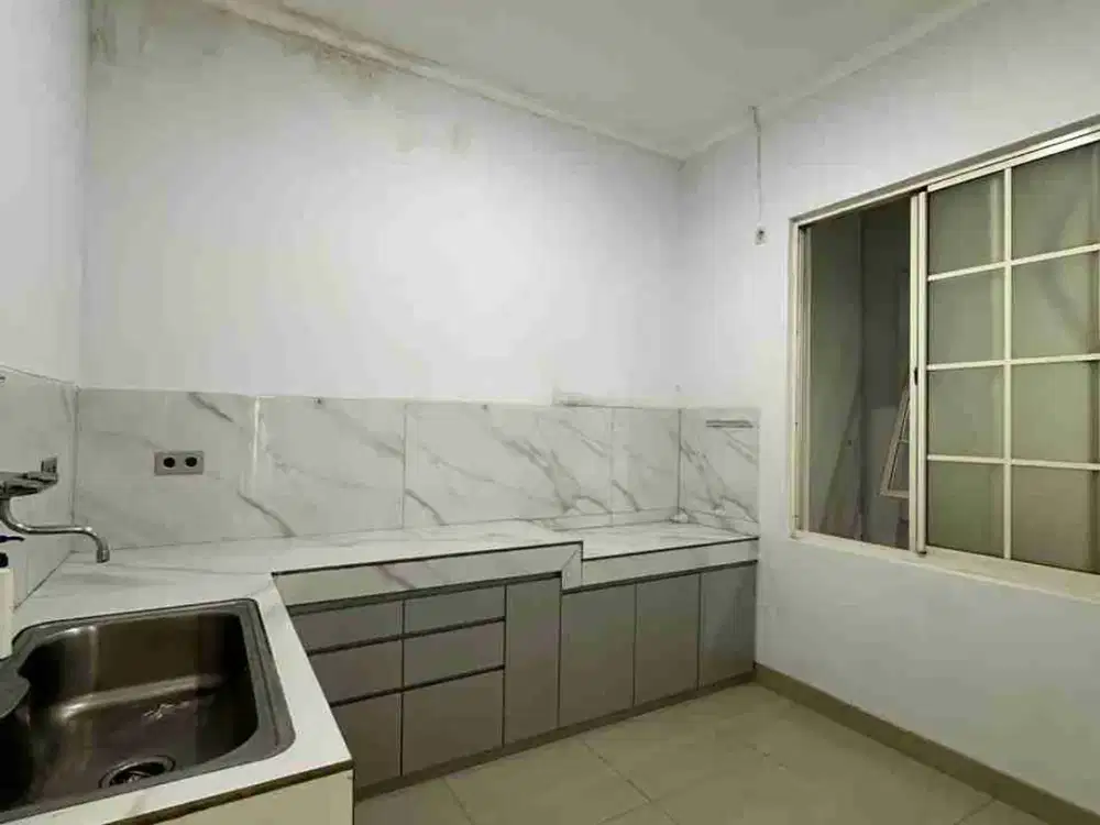 Disewakan Rumah 2lt Semi Furnish West Europe Green Lake City