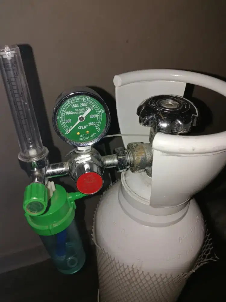 Tabung oksigen dan regulator