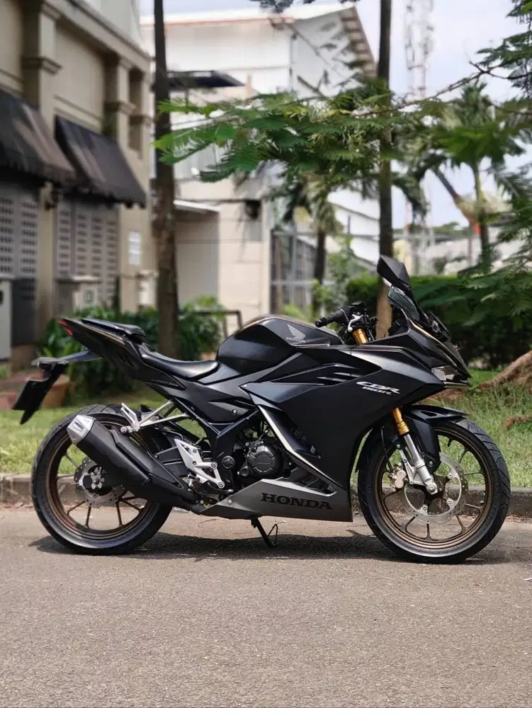HONDA NEW CBR150R NON ABS 2023 HITAM SILVER KM 10K PAJAK PANJANG SUPER