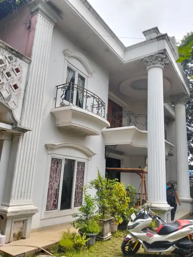 Rumah tempat tinggal bekas Artis