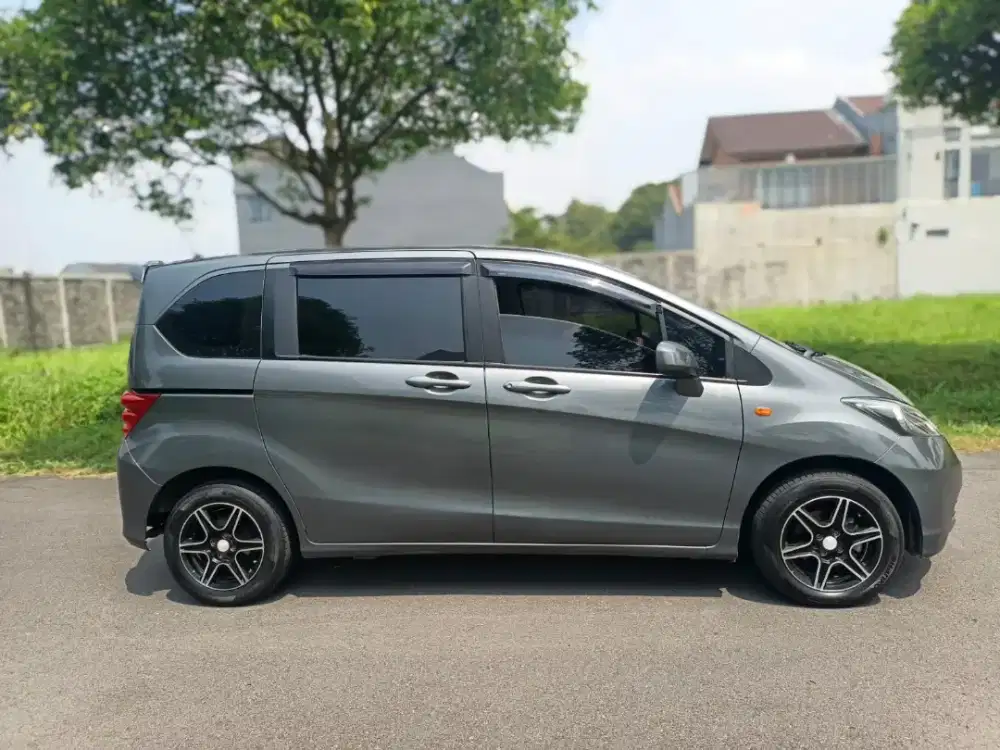 Low DP 5jtn Freed SD matic 2012 grey