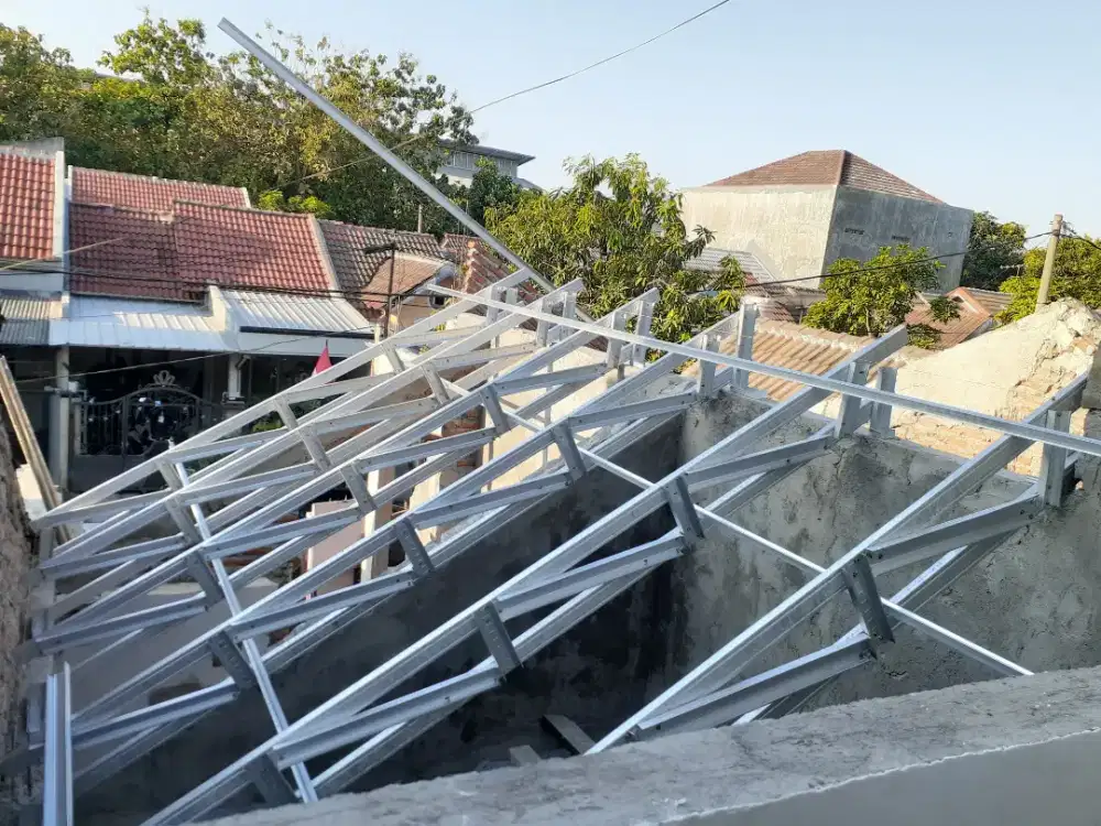 Aplikator pasang rangka atap galvalum