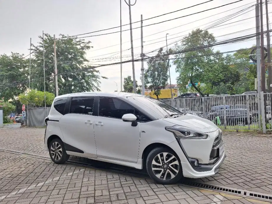 DP MURAH Toyota Sienta 1.5 Q Bensin-AT 2017 Putih CSIUB