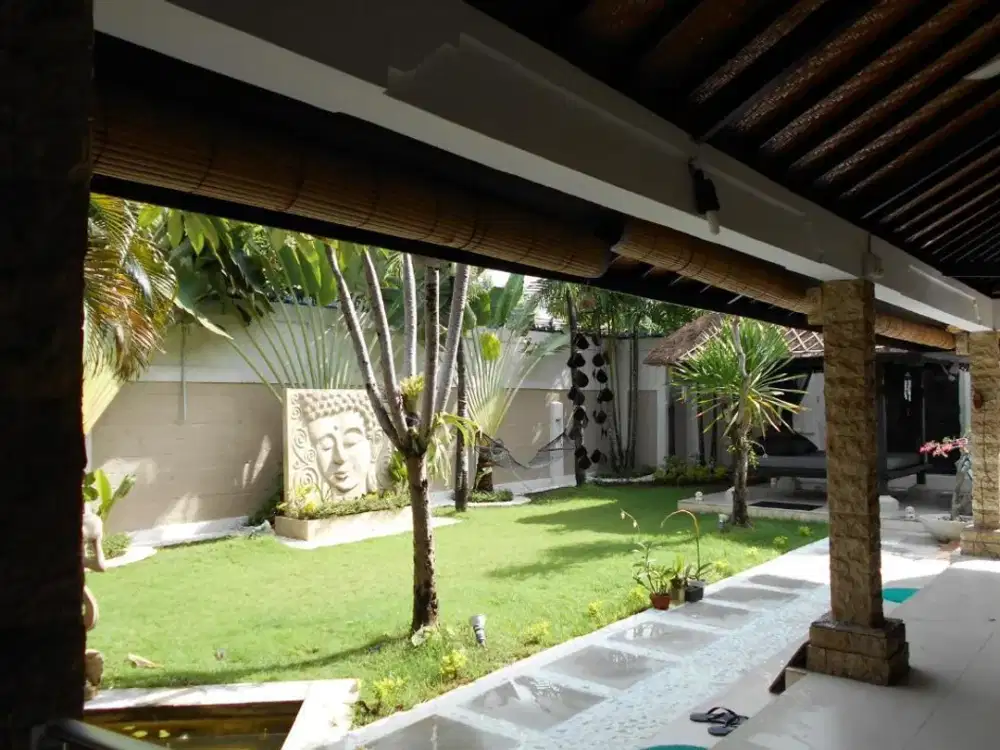 Leased Hold 12 Tahun Villa Cantik Dengan Taman Luas di Kerobokan