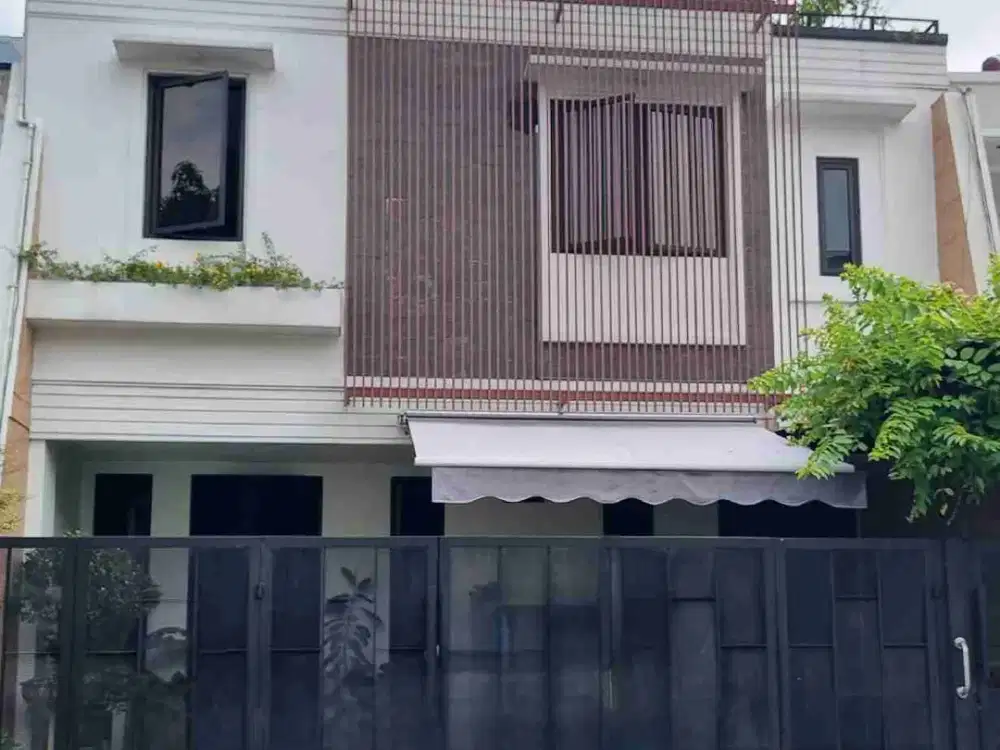 Rumah bagus baru 2 tahun dijual dengan full furnish di Permata Buana