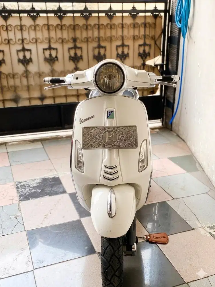 Vespa Primavera putih 2014