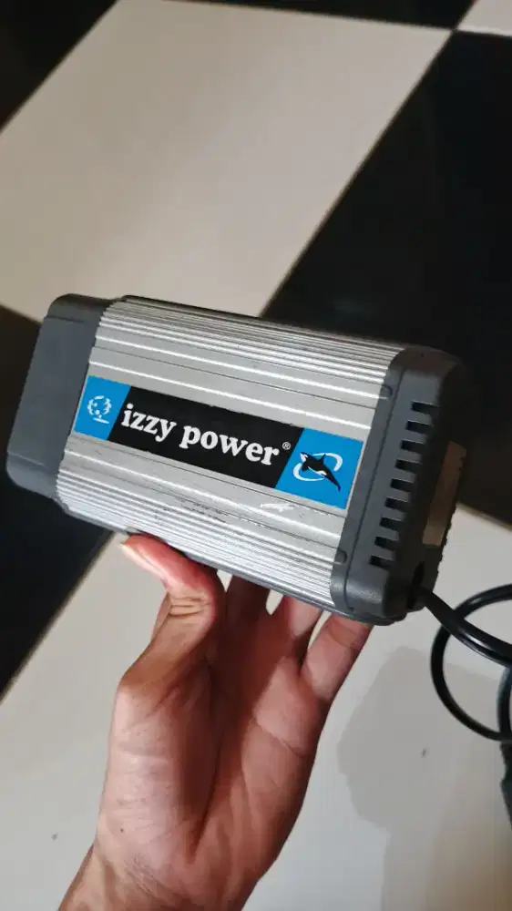 Car power inverter Izzy Power