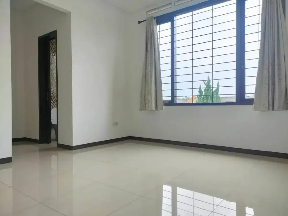 Disewakan Rumah 2 Lantai Nyaman Siap Huni Minimalis Lokasi di Komplek Setraduta Bandung