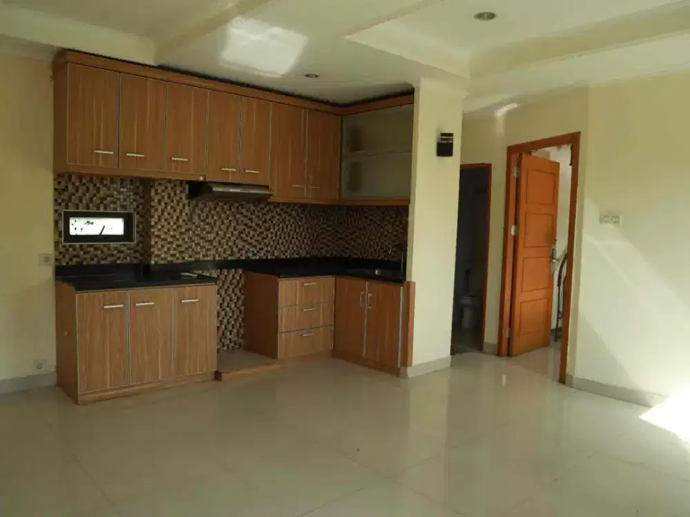 Disewakan Gudang + Ruko 4 Lantai di PIK (Hook, Dekat Gerbang Masuk)