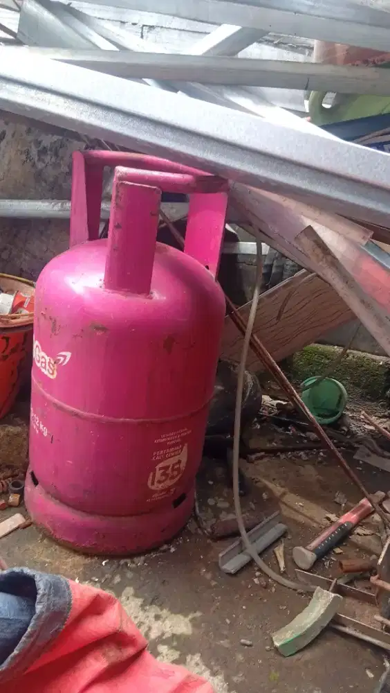 Tabung gas pink dan biru