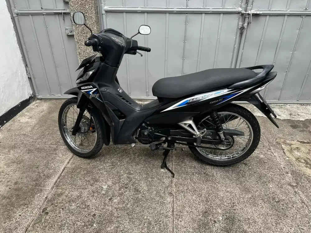 HONDA REVO HITAM 2015