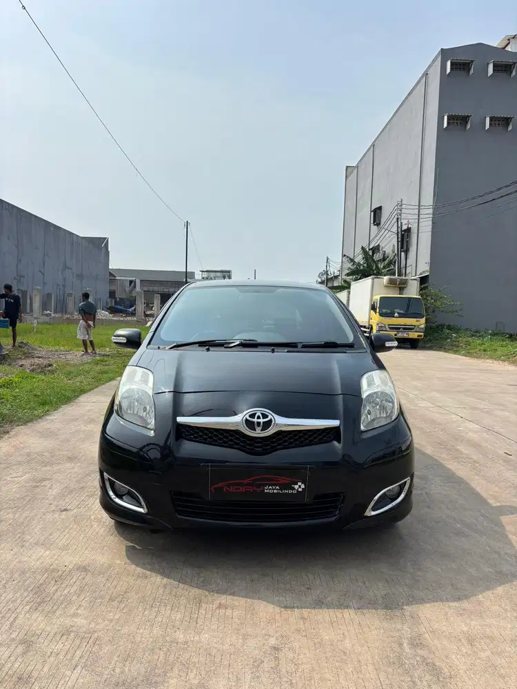 Toyota Yaris 1.5 E 2011 Automatic ( Hitam Metalik )