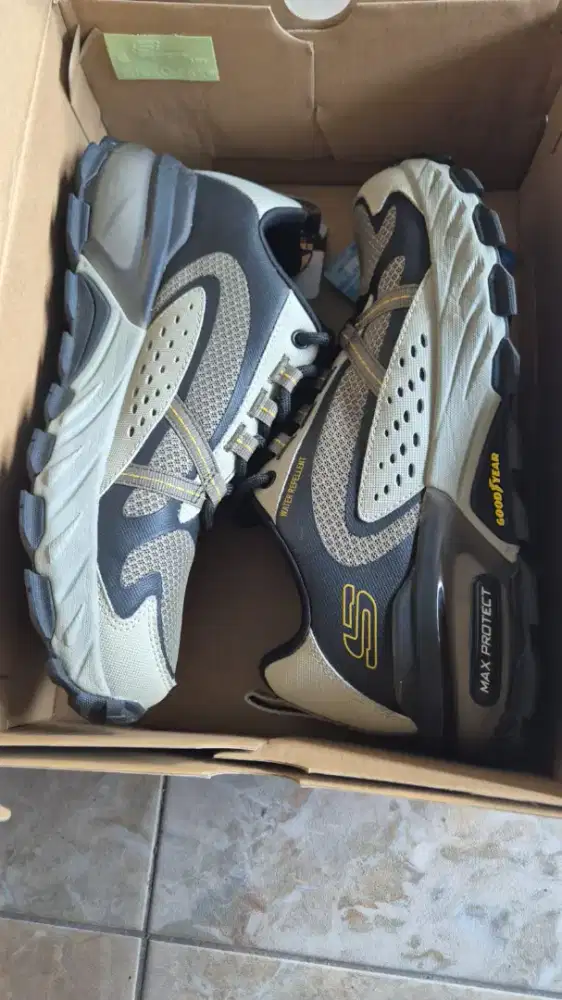 SKECHERS MAX PROTECT – NEW / UNWORN