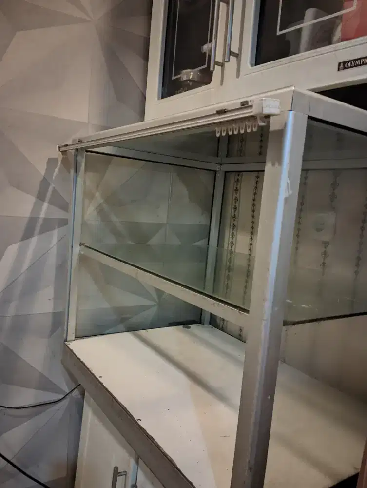 Dijual sepaket 1 meja etalase + 5 kursi + 1 meja besar