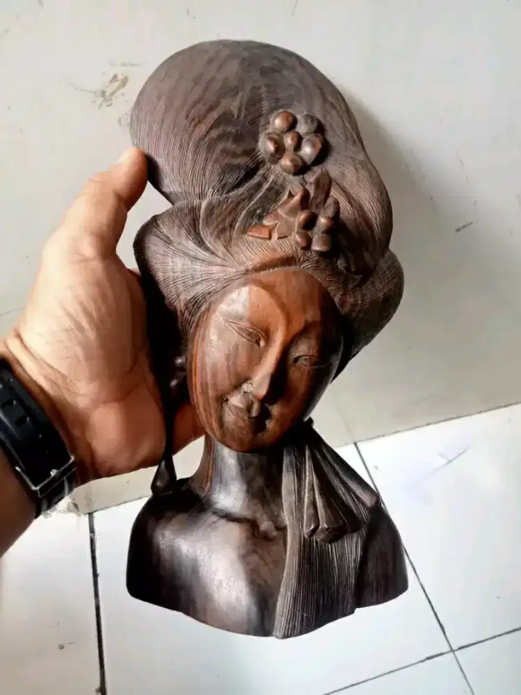 patung ukir kayu wanita Bali