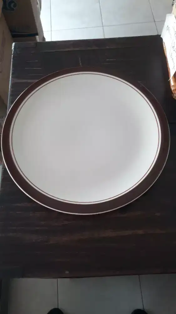 Piring makan keramik