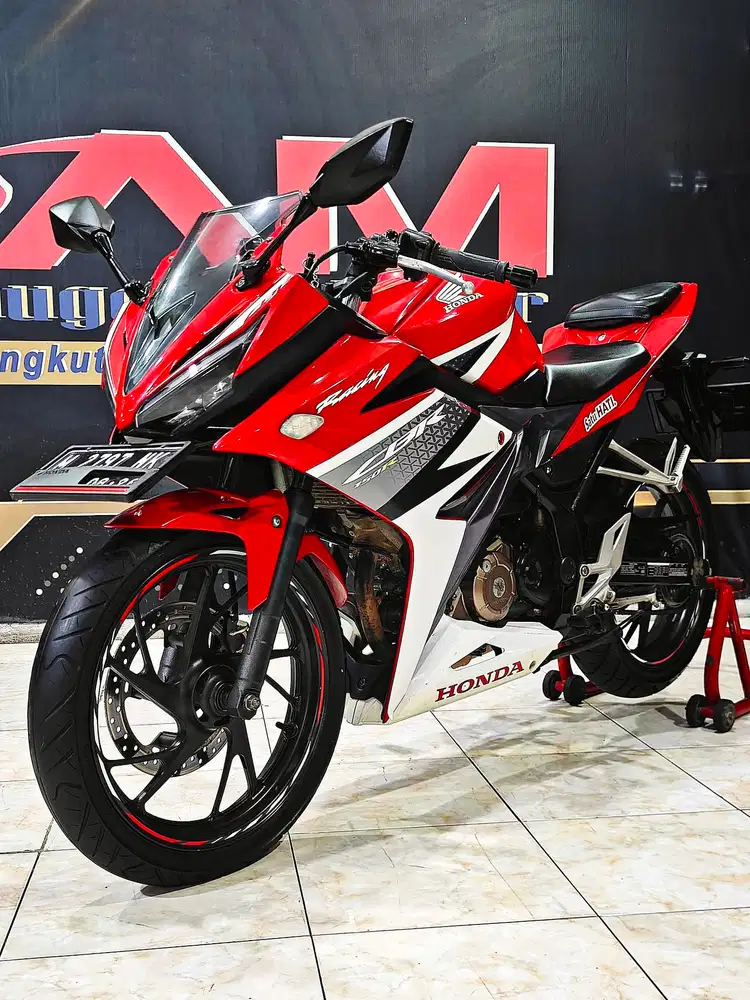 CBR 150cc Racing Red mulus low km. Dp mulai 2jt.Anugerah motor rungkut