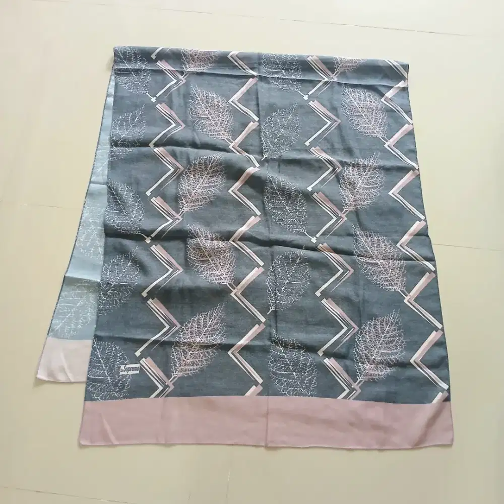 Pashmina scarf printing Supreme premium, preloved
Made in Turki