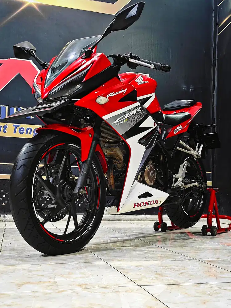 CBR 150cc Racing Red mulus low km. Dp mulai 2jt.Anugerah motor rungkut