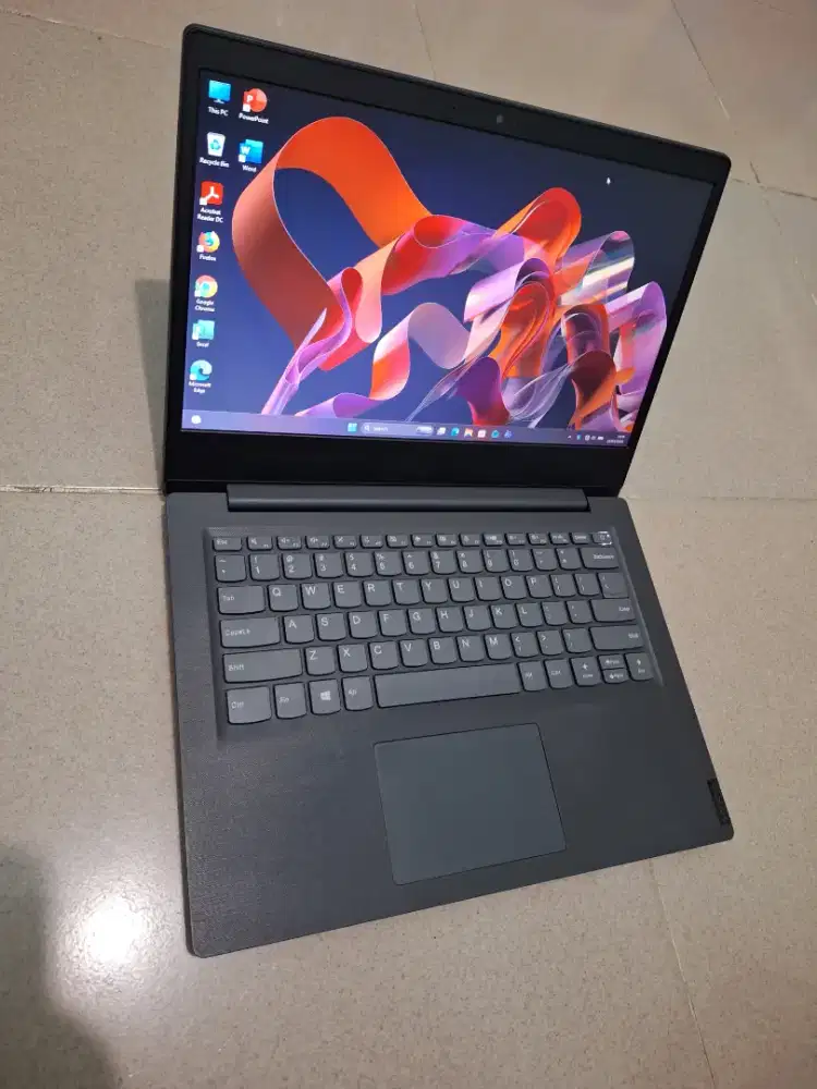 Bismillah di jual laptop lenovo slim core i3gen8 kondisi ok siap pakai