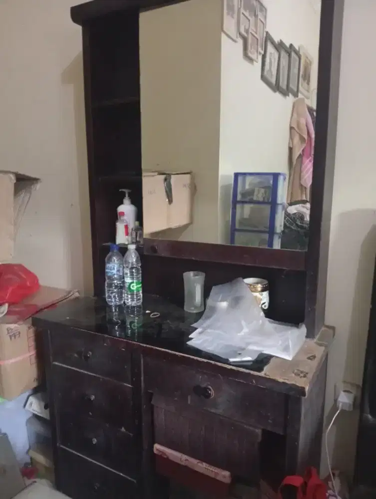 Lemari hias kondisi nagus