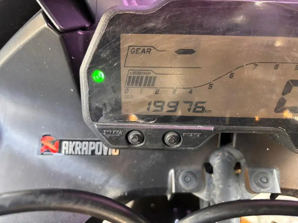 Di jual yamaha R15 warna hitam pemakaian jarang di jual karna ga dipke