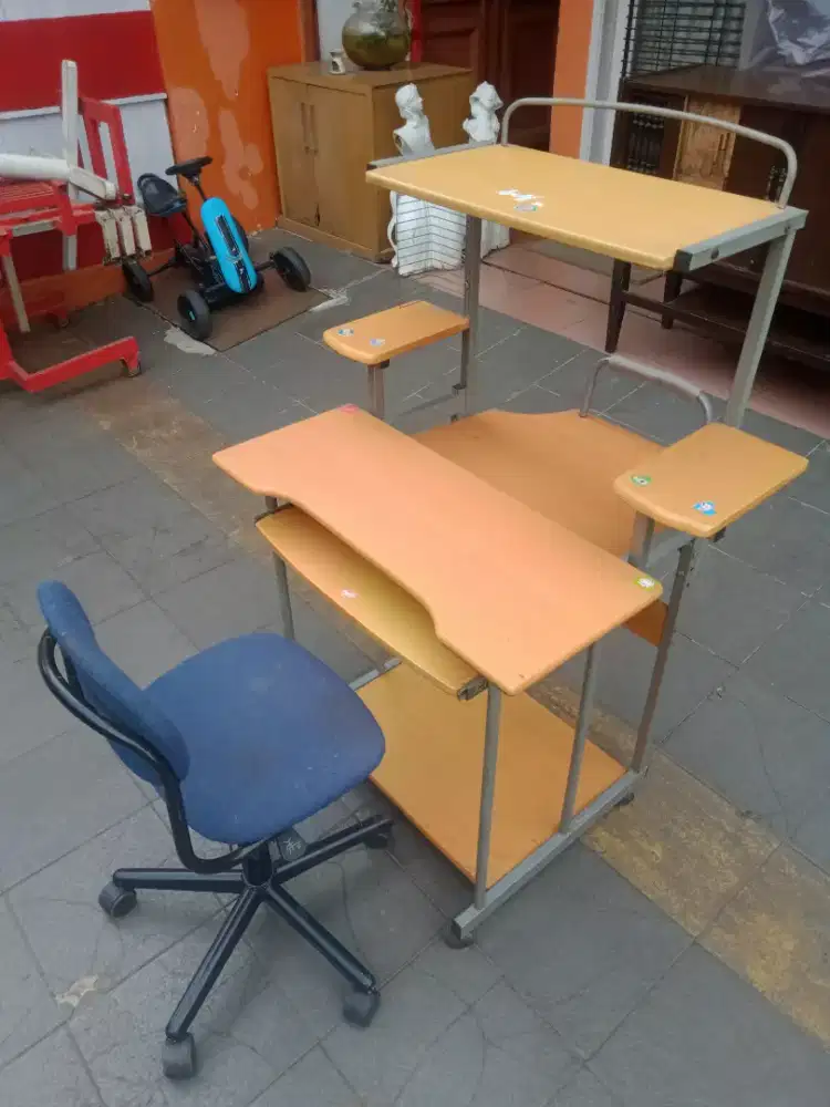 Meja komputer siap pakai