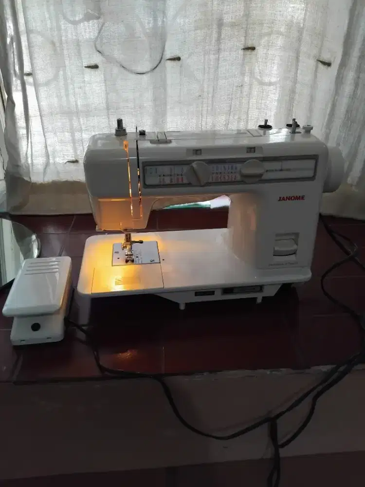 Mesin Jahit semi portable JANOME japan.