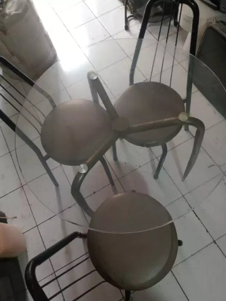 Meja makan dan kursinya